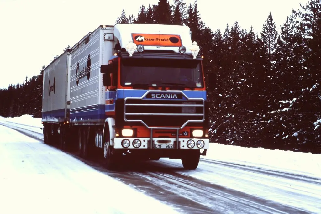 Äldre bild på MaserFrakts distributionsbil på en snöig väg