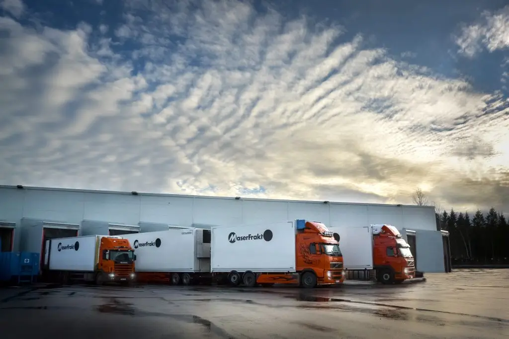 Tre lastbilar framför MaserFrakts terminal i Gävle