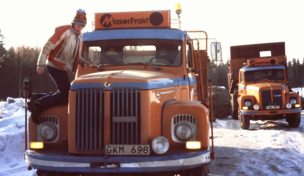 Äldre bild på en man och två lastbilar från MaserFrakt