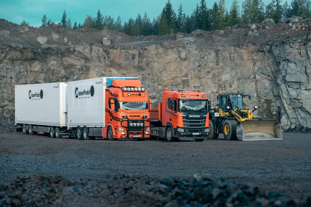 Hjullastare, grusbil och distributionslastbil i MaserFrakts bergtäkt i Sandviken