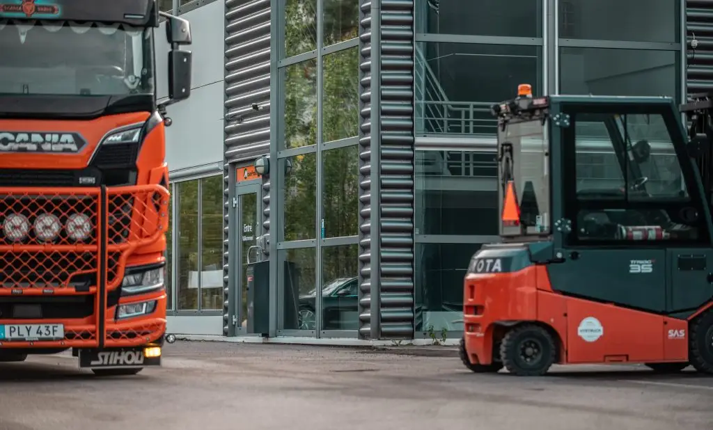 Truck och lastbil framför MaserFrakts kontor i Gävle