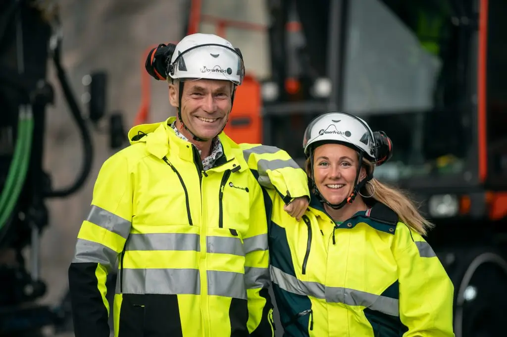 Glada MaserFrakt personal med varsel i bergtäkt